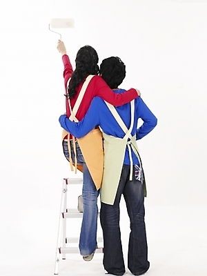 포토 JPG 스튜디오촬영 전신 모델 부부 커플 여자 남자 포즈 사다리 신혼부부 슬리퍼 실내 누끼 사람 동양인 20대 성인 두명 뒷모습 빨간색 파란색 앞치마 한국인 청바지 페인트붓 청년만 성인만 국내포토 뷰포인트 컬러 신발 바지 관계 인종 청년 내부 도구 붓 신혼 파일형식