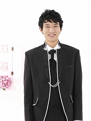 포토 JPG 스튜디오촬영 모델 남자 꽃 포즈 신랑 결혼 실내 표정 한명 누끼 사람 동양인 정장 턱시도 상반신 20대 성인 장식 세로 한국인 남자만 남자한명만 성인남자만 청년만 청년남자만 청년남자한명만 성인한명만 성인남자한명만 성인만 국내포토 식물 1 옷 인종 이벤트 청년 내부 파일형식