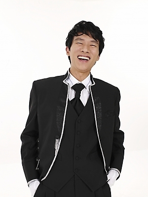 포토 JPG 스튜디오촬영 모델 남자 포즈 신랑 결혼 실내 표정 한명 누끼 사람 동양인 정장 턱시도 상반신 20대 성인 세로 한국인 남자만 남자한명만 성인남자만 청년만 청년남자만 청년남자한명만 성인한명만 성인남자한명만 성인만 국내포토 1 옷 인종 이벤트 청년 내부 파일형식