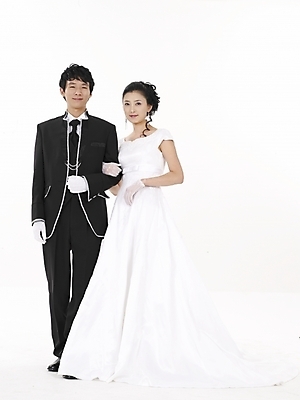 포토 JPG 스튜디오촬영 전신 모델 커플 드레스 여자 남자 신부 웨딩드레스 포즈 신랑 결혼 실내 표정 누끼 사람 동양인 정장 턱시도 20대 성인 두명 세로 한국인 청년만 성인만 국내포토 옷 관계 인종 이벤트 청년 내부 파일형식