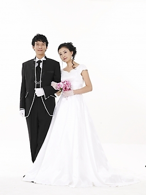 포토 JPG 스튜디오촬영 전신 모델 커플 드레스 여자 남자 신부 부케 웨딩드레스 포즈 신랑 결혼 실내 표정 누끼 사람 동양인 정장 턱시도 20대 성인 두명 세로 한국인 청년만 성인만 국내포토 옷 꽃다발 관계 인종 이벤트 청년 내부 파일형식