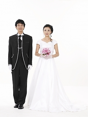 포토 JPG 스튜디오촬영 전신 모델 커플 드레스 여자 남자 신부 부케 웨딩드레스 포즈 신랑 결혼 실내 표정 누끼 사람 동양인 정장 턱시도 20대 성인 두명 세로 한국인 청년만 성인만 국내포토 옷 꽃다발 관계 인종 이벤트 청년 내부 파일형식