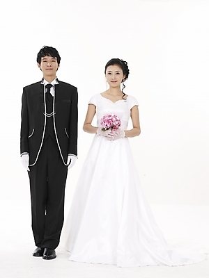 포토 JPG 스튜디오촬영 전신 모델 커플 드레스 여자 남자 신부 부케 웨딩드레스 포즈 신랑 결혼 실내 표정 누끼 사람 동양인 정장 턱시도 20대 성인 두명 세로 한국인 청년만 성인만 국내포토 옷 꽃다발 관계 인종 이벤트 청년 내부 파일형식