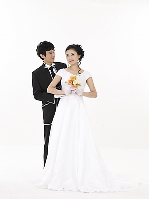 포토 JPG 스튜디오촬영 전신 모델 커플 드레스 여자 남자 신부 부케 웨딩드레스 포즈 신랑 결혼 실내 표정 누끼 사람 동양인 정장 턱시도 20대 성인 두명 세로 검은색 한국인 흰색 청년만 성인만 국내포토 옷 컬러 꽃다발 관계 인종 이벤트 청년 내부 파일형식