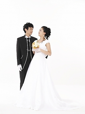 포토 JPG 스튜디오촬영 전신 모델 커플 드레스 여자 남자 신부 부케 웨딩드레스 포즈 신랑 결혼 실내 표정 누끼 사람 동양인 정장 턱시도 20대 성인 두명 세로 마주보기 검은색 한국인 흰색 청년만 성인만 국내포토 옷 컬러 꽃다발 관계 모션 인종 이벤트 청년 내부 파일형식