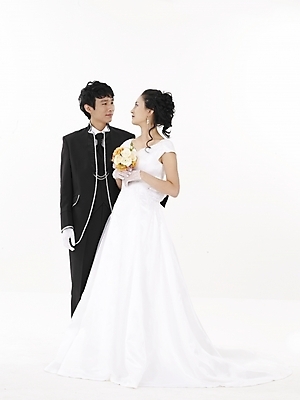 포토 JPG 스튜디오촬영 전신 모델 커플 드레스 여자 남자 신부 부케 웨딩드레스 포즈 신랑 결혼 실내 표정 누끼 사람 동양인 정장 턱시도 20대 성인 두명 세로 마주보기 검은색 한국인 흰색 청년만 성인만 국내포토 옷 컬러 꽃다발 관계 모션 인종 이벤트 청년 내부 파일형식