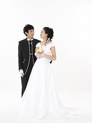 포토 JPG 스튜디오촬영 전신 모델 커플 드레스 여자 남자 신부 부케 웨딩드레스 포즈 신랑 결혼 실내 표정 누끼 사람 동양인 정장 턱시도 20대 성인 두명 세로 마주보기 검은색 한국인 흰색 청년만 성인만 국내포토 옷 컬러 꽃다발 관계 모션 인종 이벤트 청년 내부 파일형식
