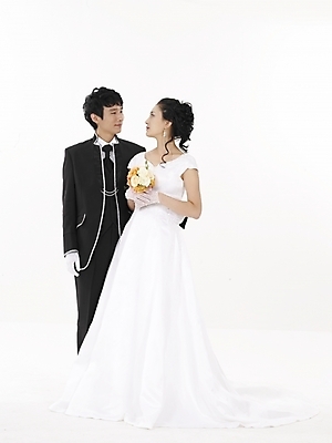 포토 JPG 스튜디오촬영 전신 모델 커플 드레스 여자 남자 신부 부케 웨딩드레스 포즈 신랑 결혼 실내 표정 누끼 사람 동양인 정장 턱시도 20대 성인 두명 세로 검은색 한국인 흰색 청년만 성인만 국내포토 옷 컬러 꽃다발 관계 인종 이벤트 청년 내부 파일형식