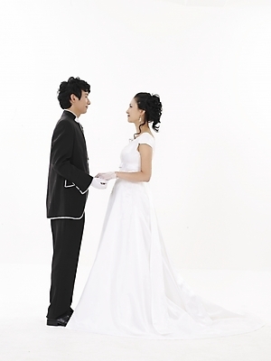 포토 JPG 스튜디오촬영 전신 모델 커플 드레스 여자 남자 신부 웨딩드레스 포즈 신랑 결혼 실내 표정 누끼 사람 동양인 정장 턱시도 20대 성인 두명 세로 검은색 한국인 흰색 청년만 성인만 국내포토 옷 컬러 관계 인종 이벤트 청년 내부 파일형식