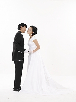 포토 JPG 스튜디오촬영 전신 모델 커플 드레스 여자 남자 신부 웨딩드레스 포즈 신랑 결혼 키스 실내 표정 누끼 사람 동양인 정장 턱시도 20대 성인 두명 세로 검은색 한국인 흰색 청년만 성인만 국내포토 옷 컬러 관계 인종 이벤트 청년 내부 애정표현 파일형식