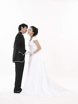포토 JPG 스튜디오촬영 전신 모델 커플 드레스 여자 남자 신부 웨딩드레스 포즈 신랑 결혼 키스 실내 표정 누끼 사람 동양인 정장 턱시도 20대 성인 두명 세로 검은색 한국인 흰색 청년만 성인만 국내포토 옷 컬러 관계 인종 이벤트 청년 내부 애정표현 파일형식
