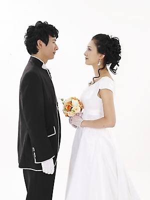 포토 JPG 스튜디오촬영 모델 커플 드레스 여자 남자 신부 부케 웨딩드레스 포즈 신랑 결혼 실내 표정 누끼 사람 동양인 정장 턱시도 상반신 20대 성인 두명 세로 마주보기 검은색 한국인 흰색 청년만 성인만 국내포토 옷 컬러 꽃다발 관계 모션 인종 이벤트 청년 내부 파일형식