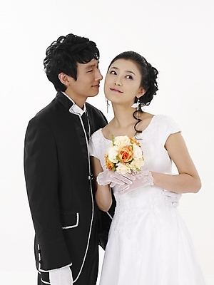 포토 JPG 스튜디오촬영 모델 커플 드레스 여자 남자 신부 부케 웨딩드레스 포즈 신랑 결혼 실내 표정 누끼 사람 동양인 정장 턱시도 상반신 20대 성인 두명 세로 검은색 한국인 흰색 청년만 성인만 국내포토 옷 컬러 꽃다발 관계 인종 이벤트 청년 내부 파일형식