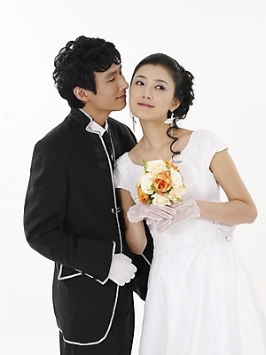 포토 JPG 스튜디오촬영 모델 커플 드레스 여자 남자 신부 부케 웨딩드레스 포즈 신랑 결혼 키스 실내 표정 누끼 사람 동양인 정장 턱시도 상반신 20대 성인 두명 세로 검은색 한국인 흰색 청년만 성인만 국내포토 옷 컬러 꽃다발 관계 인종 이벤트 청년 내부 애정표현 파일형식