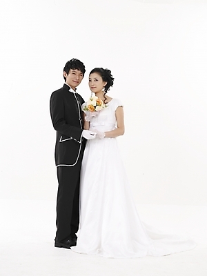 포토 JPG 스튜디오촬영 전신 모델 커플 드레스 여자 남자 신부 부케 웨딩드레스 포즈 신랑 결혼 실내 표정 누끼 사람 동양인 정장 턱시도 20대 성인 두명 세로 검은색 한국인 흰색 청년만 성인만 국내포토 옷 컬러 꽃다발 관계 인종 이벤트 청년 내부 파일형식