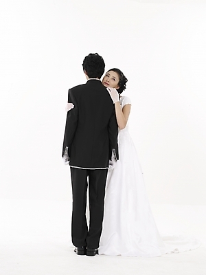 포토 JPG 스튜디오촬영 전신 모델 커플 드레스 여자 남자 신부 웨딩드레스 포즈 신랑 결혼 실내 표정 누끼 사람 동양인 정장 턱시도 20대 성인 두명 뒷모습 세로 검은색 한국인 흰색 청년만 성인만 국내포토 옷 뷰포인트 컬러 관계 인종 이벤트 청년 내부 파일형식