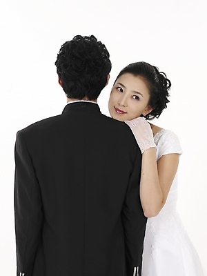 포토 JPG 스튜디오촬영 모델 커플 드레스 여자 남자 신부 웨딩드레스 포즈 신랑 결혼 실내 표정 사람 동양인 정장 턱시도 상반신 20대 성인 두명 뒷모습 세로 검은색 한국인 흰색 청년만 성인만 국내포토 옷 뷰포인트 컬러 관계 인종 이벤트 청년 내부 파일형식