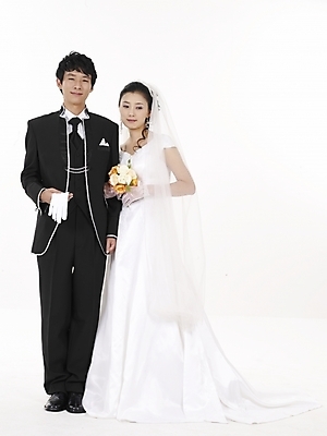 포토 JPG 스튜디오촬영 전신 모델 커플 드레스 여자 남자 신부 부케 웨딩드레스 포즈 신랑 결혼 실내 표정 누끼 사람 동양인 정장 턱시도 20대 성인 두명 세로 검은색 한국인 흰색 청년만 성인만 국내포토 옷 컬러 꽃다발 관계 인종 이벤트 청년 내부 파일형식