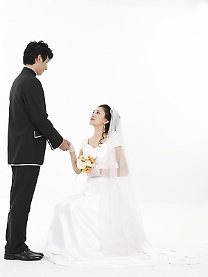 포토 JPG 스튜디오촬영 전신 모델 커플 드레스 여자 남자 신부 부케 웨딩드레스 포즈 신랑 결혼 실내 표정 누끼 사람 동양인 정장 턱시도 20대 성인 두명 세로 검은색 한국인 흰색 청년만 성인만 국내포토 옷 컬러 꽃다발 관계 인종 이벤트 청년 내부 파일형식