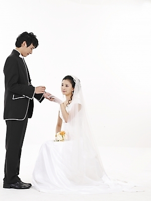 포토 JPG 스튜디오촬영 전신 모델 커플 드레스 여자 남자 신부 부케 웨딩드레스 포즈 신랑 결혼 실내 표정 선물 누끼 사람 동양인 정장 턱시도 20대 성인 두명 세로 검은색 한국인 흰색 반지 예물 결혼반지 청년만 성인만 국내포토 옷 컬러 꽃다발 장신구 관계 인종 이벤트 청년 내부 파일형식