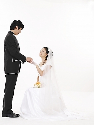 포토 JPG 스튜디오촬영 전신 모델 커플 드레스 여자 남자 신부 부케 웨딩드레스 포즈 신랑 결혼 실내 표정 선물 누끼 사람 동양인 정장 턱시도 20대 성인 두명 세로 검은색 한국인 흰색 반지 예물 결혼반지 청년만 성인만 국내포토 옷 컬러 꽃다발 장신구 관계 인종 이벤트 청년 내부 파일형식