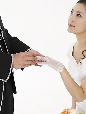 포토 JPG 스튜디오촬영 모델 손 커플 드레스 여자 남자 신부 부케 웨딩드레스 포즈 장갑 신랑 결혼 실내 표정 선물 사람 동양인 정장 턱시도 근접촬영 상반신 20대 성인 두명 세로 검은색 한국인 흰색 반지 예물 결혼반지 청년만 성인만 국내포토 잡화 옷 뷰포인트 컬러 꽃다발 장신구 관계 인종 이벤트 청년 내부 신체부위 파일형식