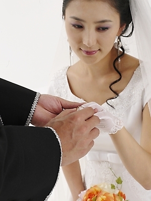 포토 스튜디오촬영 모델 손 커플 드레스 여자 남자 신부 부케 웨딩드레스 포즈 장갑 신랑 결혼 실내 표정 사람 동양인 정장 턱시도 근접촬영 상반신 성인 두명 세로 검은색 한국인 흰색 반지 예물 결혼반지 성인만 국내포토 잡화 옷 뷰포인트 컬러 꽃다발 장신구 관계 인종 이벤트 내부 신체부위 파일형식