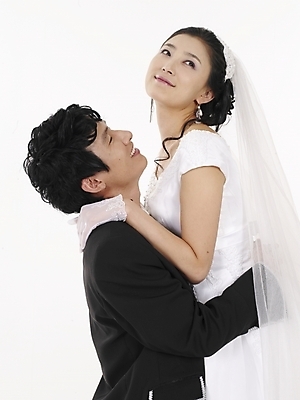 포토 JPG 스튜디오촬영 모델 커플 드레스 여자 남자 신부 웨딩드레스 포즈 신랑 결혼 실내 표정 사람 동양인 정장 턱시도 상반신 20대 성인 두명 세로 검은색 한국인 흰색 청년만 성인만 국내포토 옷 컬러 관계 인종 이벤트 청년 내부 파일형식