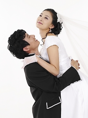 포토 JPG 스튜디오촬영 모델 커플 드레스 여자 남자 신부 웨딩드레스 포즈 신랑 결혼 포옹 실내 표정 사람 동양인 정장 턱시도 상반신 20대 성인 두명 세로 검은색 한국인 흰색 청년만 성인만 국내포토 옷 컬러 관계 안기 인종 이벤트 청년 내부 파일형식