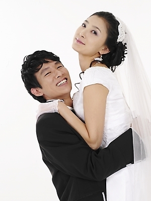 포토 JPG 스튜디오촬영 모델 커플 드레스 여자 남자 신부 웨딩드레스 포즈 신랑 결혼 포옹 실내 표정 사람 동양인 정장 턱시도 근접촬영 상반신 20대 성인 두명 세로 검은색 한국인 흰색 청년만 성인만 국내포토 옷 뷰포인트 컬러 관계 안기 인종 이벤트 청년 내부 파일형식