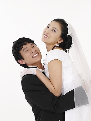 포토 JPG 스튜디오촬영 모델 커플 드레스 여자 남자 신부 웨딩드레스 포즈 신랑 결혼 실내 표정 사람 동양인 정장 턱시도 상반신 20대 성인 두명 세로 검은색 한국인 흰색 청년만 성인만 국내포토 옷 컬러 관계 인종 이벤트 청년 내부 파일형식