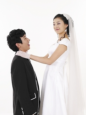 포토 JPG 스튜디오촬영 모델 커플 드레스 여자 남자 신부 웨딩드레스 포즈 신랑 결혼 실내 표정 사람 동양인 정장 턱시도 상반신 20대 성인 두명 세로 검은색 한국인 흰색 청년만 성인만 국내포토 옷 컬러 관계 인종 이벤트 청년 내부 파일형식