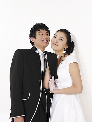 포토 JPG 스튜디오촬영 모델 커플 드레스 여자 남자 신부 웨딩드레스 포즈 신랑 결혼 넥타이 실내 표정 사람 동양인 정장 턱시도 상반신 20대 성인 두명 세로 검은색 한국인 흰색 청년만 성인만 국내포토 잡화 옷 컬러 관계 인종 이벤트 청년 내부 파일형식