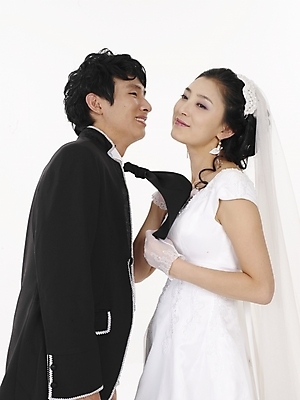 포토 JPG 스튜디오촬영 모델 커플 드레스 여자 남자 신부 웨딩드레스 포즈 신랑 결혼 컨셉 넥타이 실내 표정 누끼 사람 동양인 상반신 20대 성인 두명 세로 검은색 한국인 흰색 청년만 성인만 국내포토 잡화 옷 컬러 관계 인종 이벤트 청년 내부 파일형식