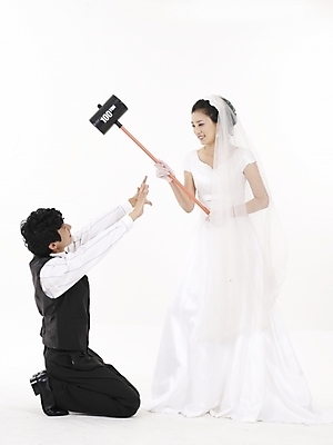 포토 JPG 스튜디오촬영 전신 모델 커플 드레스 여자 남자 신부 웨딩드레스 포즈 신랑 결혼 컨셉 실내 표정 누끼 사람 동양인 정장 턱시도 20대 성인 두명 세로 검은색 한국인 흰색 망치 청년만 성인만 국내포토 옷 컬러 관계 인종 이벤트 청년 내부 공구 파일형식