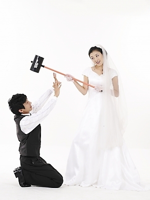 포토 JPG 스튜디오촬영 전신 모델 커플 드레스 여자 남자 신부 웨딩드레스 포즈 신랑 결혼 컨셉 실내 표정 누끼 사람 동양인 정장 턱시도 20대 성인 두명 세로 검은색 한국인 흰색 망치 청년만 성인만 국내포토 옷 컬러 관계 인종 이벤트 청년 내부 공구 파일형식