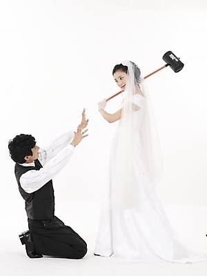 포토 JPG 스튜디오촬영 전신 모델 커플 드레스 여자 남자 신부 웨딩드레스 포즈 신랑 결혼 컨셉 실내 표정 누끼 사람 동양인 정장 턱시도 20대 성인 두명 세로 검은색 한국인 흰색 망치 청년만 성인만 국내포토 옷 컬러 관계 인종 이벤트 청년 내부 공구 파일형식