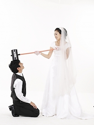 포토 JPG 스튜디오촬영 전신 모델 커플 드레스 여자 남자 신부 웨딩드레스 포즈 신랑 결혼 컨셉 실내 표정 누끼 사람 동양인 정장 턱시도 20대 성인 두명 세로 검은색 한국인 흰색 망치 청년만 성인만 국내포토 옷 컬러 관계 인종 이벤트 청년 내부 공구 파일형식