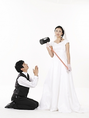 포토 JPG 스튜디오촬영 전신 모델 커플 드레스 여자 남자 신부 웨딩드레스 포즈 신랑 결혼 컨셉 실내 표정 누끼 사람 동양인 정장 턱시도 20대 성인 두명 세로 검은색 한국인 흰색 망치 청년만 성인만 국내포토 옷 컬러 관계 인종 이벤트 청년 내부 공구 파일형식