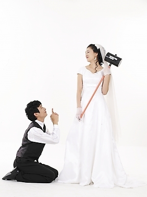 포토 JPG 스튜디오촬영 전신 모델 커플 드레스 여자 남자 신부 웨딩드레스 포즈 신랑 결혼 컨셉 실내 표정 누끼 사람 동양인 정장 턱시도 20대 성인 두명 세로 검은색 한국인 흰색 망치 청년만 성인만 국내포토 옷 컬러 관계 인종 이벤트 청년 내부 공구 파일형식