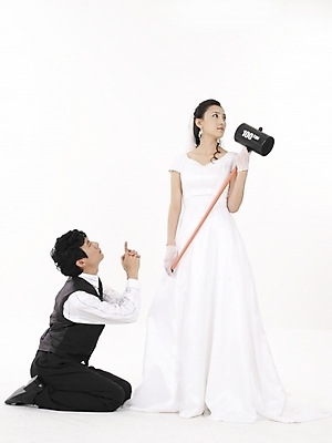 포토 JPG 스튜디오촬영 전신 모델 커플 드레스 여자 남자 신부 웨딩드레스 포즈 신랑 결혼 컨셉 실내 표정 누끼 사람 동양인 정장 턱시도 20대 성인 두명 세로 검은색 한국인 흰색 망치 잘못 청년만 성인만 국내포토 옷 컬러 관계 인종 이벤트 청년 내부 공구 파일형식