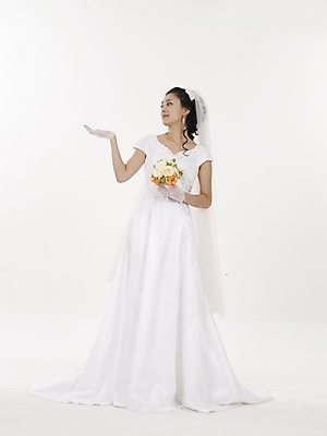 포토 JPG 스튜디오촬영 전신 모델 여자 부케 웨딩드레스 포즈 결혼 실내 표정 한명 누끼 사람 동양인 20대 성인 세로 뷰티 한국인 흰색 여자만 여자한명만 성인여자만 청년만 청년여자만 성인한명만 청년여자한명만 성인여자한명만 성인만 국내포토 1 드레스 컬러 꽃다발 인종 이벤트 청년 내부 파일형식