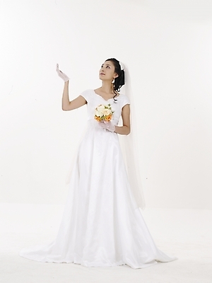 포토 JPG 스튜디오촬영 전신 모델 여자 신부 부케 웨딩드레스 포즈 결혼 실내 표정 한명 누끼 사람 동양인 손짓 20대 성인 세로 뷰티 한국인 흰색 여자만 여자한명만 성인여자만 청년만 청년여자만 성인한명만 청년여자한명만 성인여자한명만 성인만 국내포토 1 드레스 컬러 꽃다발 모션 인종 이벤트 청년 내부 파일형식
