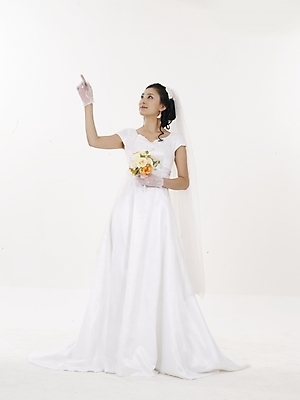 포토 JPG 스튜디오촬영 전신 모델 여자 부케 웨딩드레스 포즈 결혼 실내 표정 한명 누끼 사람 동양인 20대 성인 세로 뷰티 한국인 흰색 여자만 여자한명만 성인여자만 청년만 청년여자만 성인한명만 청년여자한명만 성인여자한명만 성인만 국내포토 1 드레스 컬러 꽃다발 인종 이벤트 청년 내부 파일형식