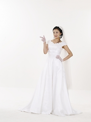 포토 JPG 스튜디오촬영 전신 모델 여자 웨딩드레스 포즈 결혼 실내 표정 한명 누끼 사람 동양인 20대 성인 세로 뷰티 한국인 흰색 여자만 여자한명만 성인여자만 청년만 청년여자만 성인한명만 청년여자한명만 성인여자한명만 성인만 국내포토 1 드레스 컬러 인종 이벤트 청년 내부 파일형식