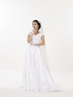 포토 JPG 스튜디오촬영 전신 모델 여자 신부 부케 웨딩드레스 포즈 결혼 실내 표정 한명 누끼 사람 동양인 손짓 20대 성인 세로 뷰티 한국인 흰색 여자만 여자한명만 성인여자만 청년만 청년여자만 성인한명만 청년여자한명만 성인여자한명만 성인만 국내포토 1 드레스 컬러 꽃다발 모션 인종 이벤트 청년 내부 파일형식