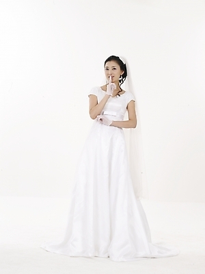 포토 JPG 스튜디오촬영 전신 모델 여자 웨딩드레스 포즈 결혼 실내 표정 한명 누끼 사람 동양인 20대 성인 세로 뷰티 한국인 흰색 여자만 여자한명만 성인여자만 청년만 청년여자만 성인한명만 청년여자한명만 성인여자한명만 성인만 국내포토 1 드레스 컬러 인종 이벤트 청년 내부 파일형식