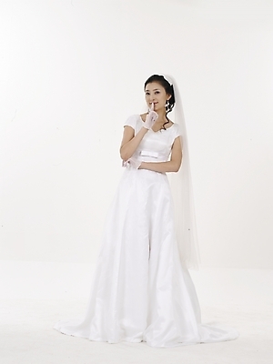 포토 JPG 스튜디오촬영 전신 모델 여자 웨딩드레스 포즈 결혼 실내 표정 한명 누끼 사람 동양인 20대 성인 세로 뷰티 한국인 흰색 여자만 여자한명만 성인여자만 청년만 청년여자만 성인한명만 청년여자한명만 성인여자한명만 성인만 국내포토 1 드레스 컬러 인종 이벤트 청년 내부 파일형식