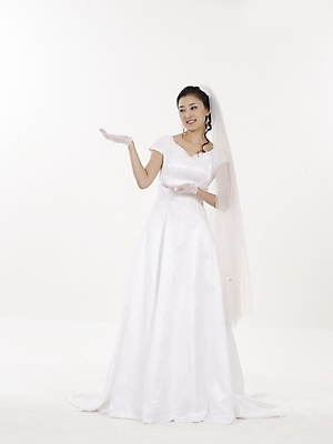 포토 JPG 스튜디오촬영 전신 모델 여자 웨딩드레스 포즈 결혼 실내 표정 한명 누끼 사람 동양인 20대 성인 세로 뷰티 한국인 흰색 여자만 여자한명만 성인여자만 청년만 청년여자만 성인한명만 청년여자한명만 성인여자한명만 성인만 국내포토 1 드레스 컬러 인종 이벤트 청년 내부 파일형식