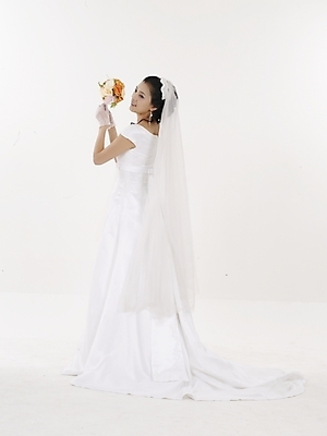 포토 JPG 스튜디오촬영 전신 모델 여자 부케 웨딩드레스 포즈 결혼 실내 표정 한명 누끼 사람 동양인 20대 성인 세로 뷰티 한국인 흰색 여자만 여자한명만 성인여자만 청년만 청년여자만 성인한명만 청년여자한명만 성인여자한명만 성인만 국내포토 1 드레스 컬러 꽃다발 인종 이벤트 청년 내부 파일형식